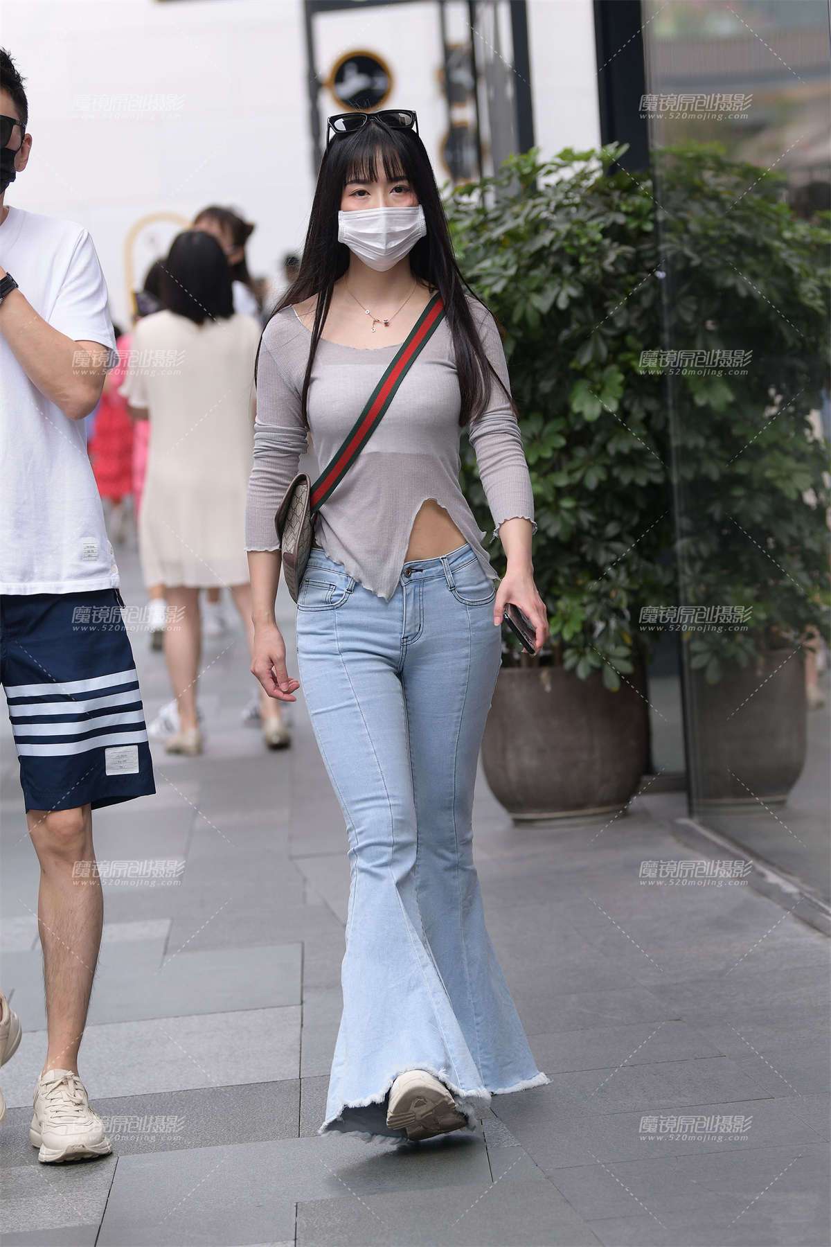 复古潮的喇叭紧牛美女-日更街拍