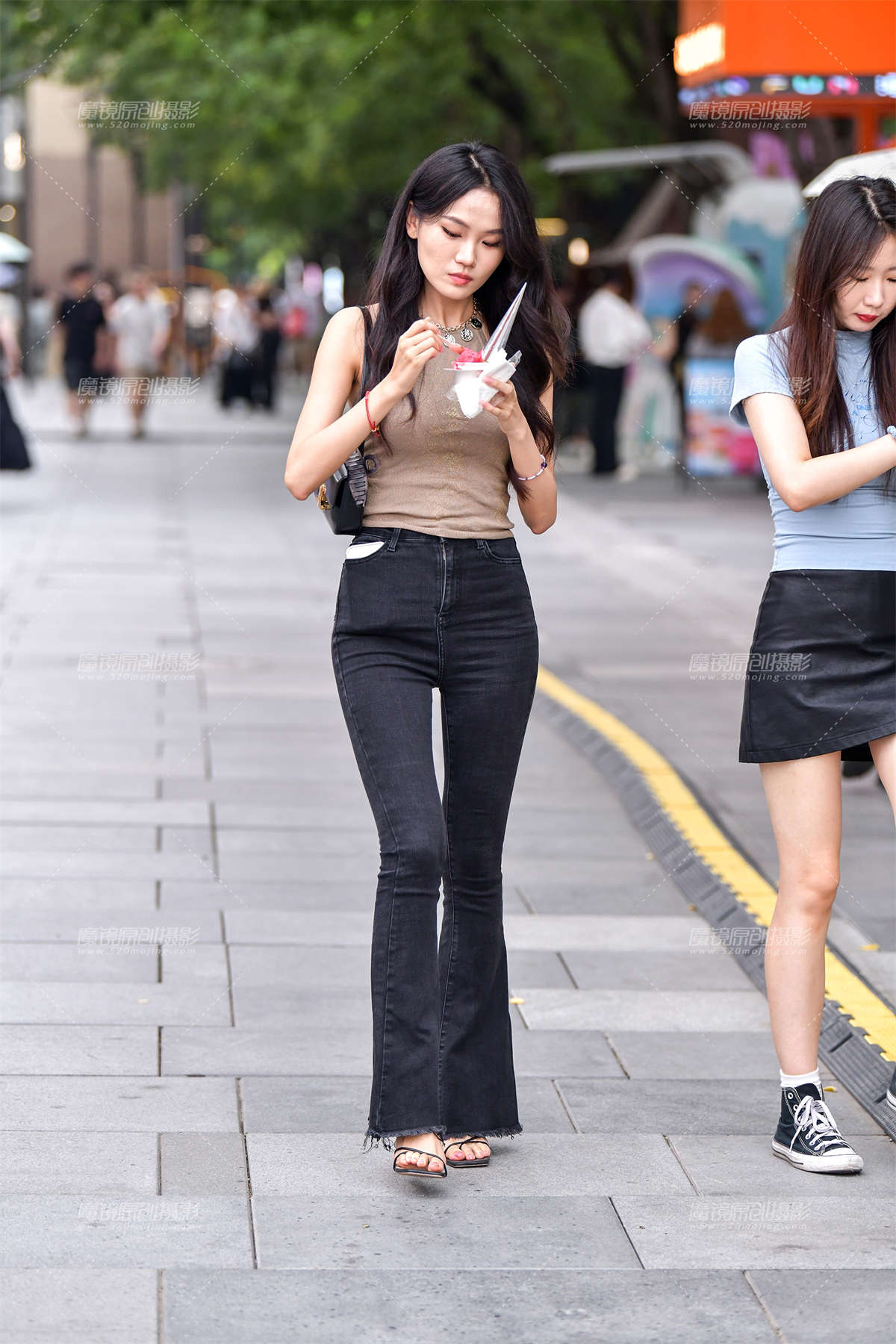 ★冰激凌阔腿牛仔裤美女-日更街拍