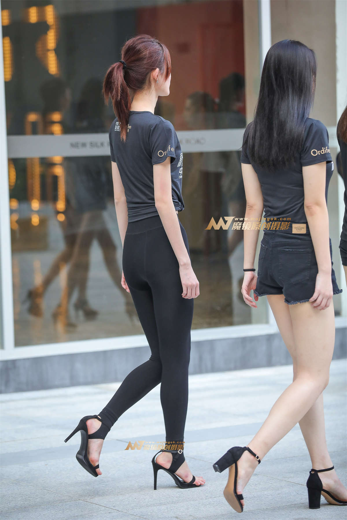 图片[2]-高挑透亮丝袜长腿-日更街拍