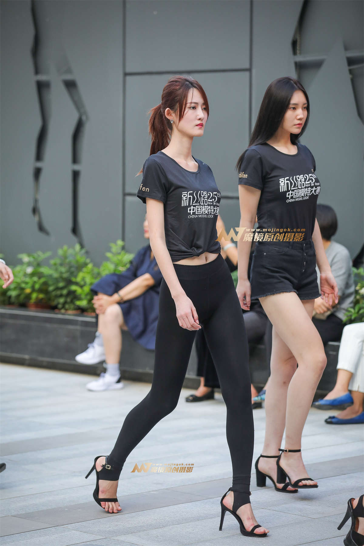 高挑透亮丝袜长腿-日更街拍