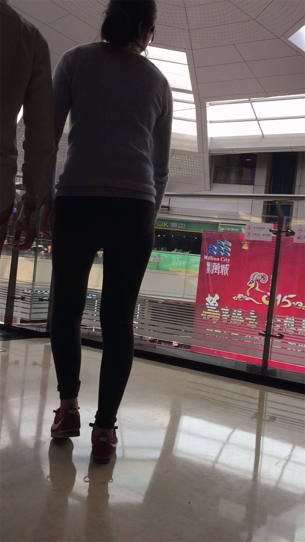 图片[2]-圆臀丰满臀部打底裤美女-日更街拍