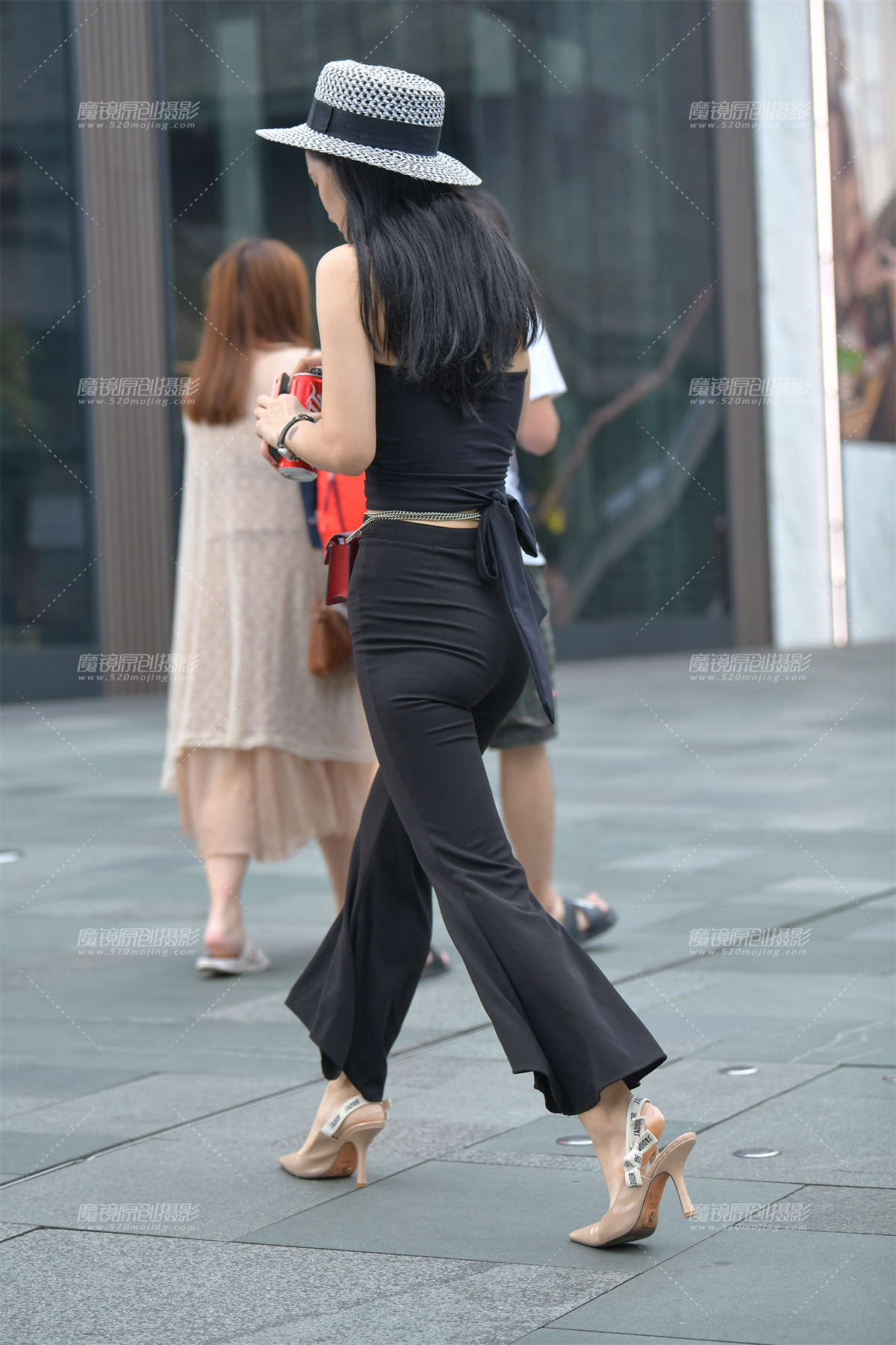 图片[2]-采访结束后的女主持-日更街拍