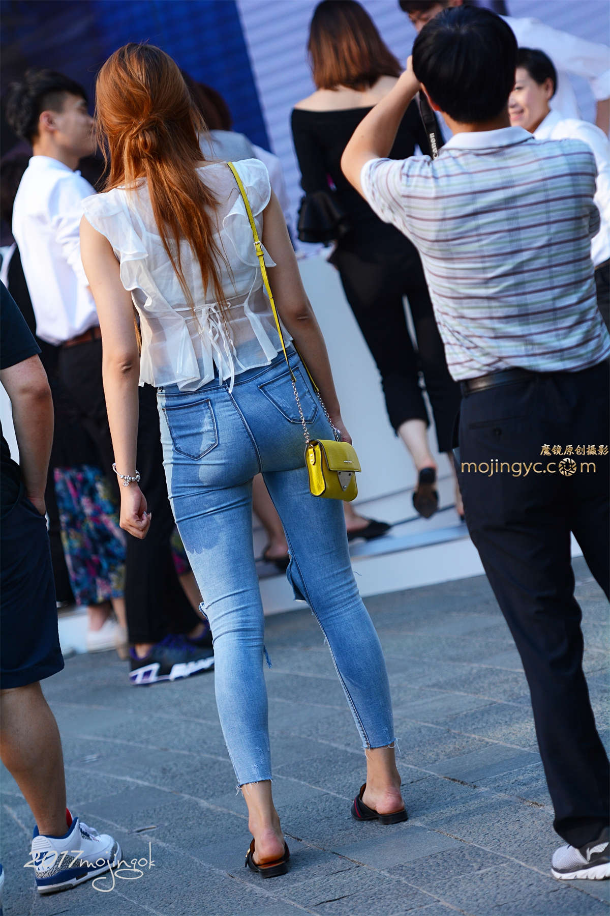 图片[2]-咔喳赛5 紧身牛仔 展现美臀-日更街拍