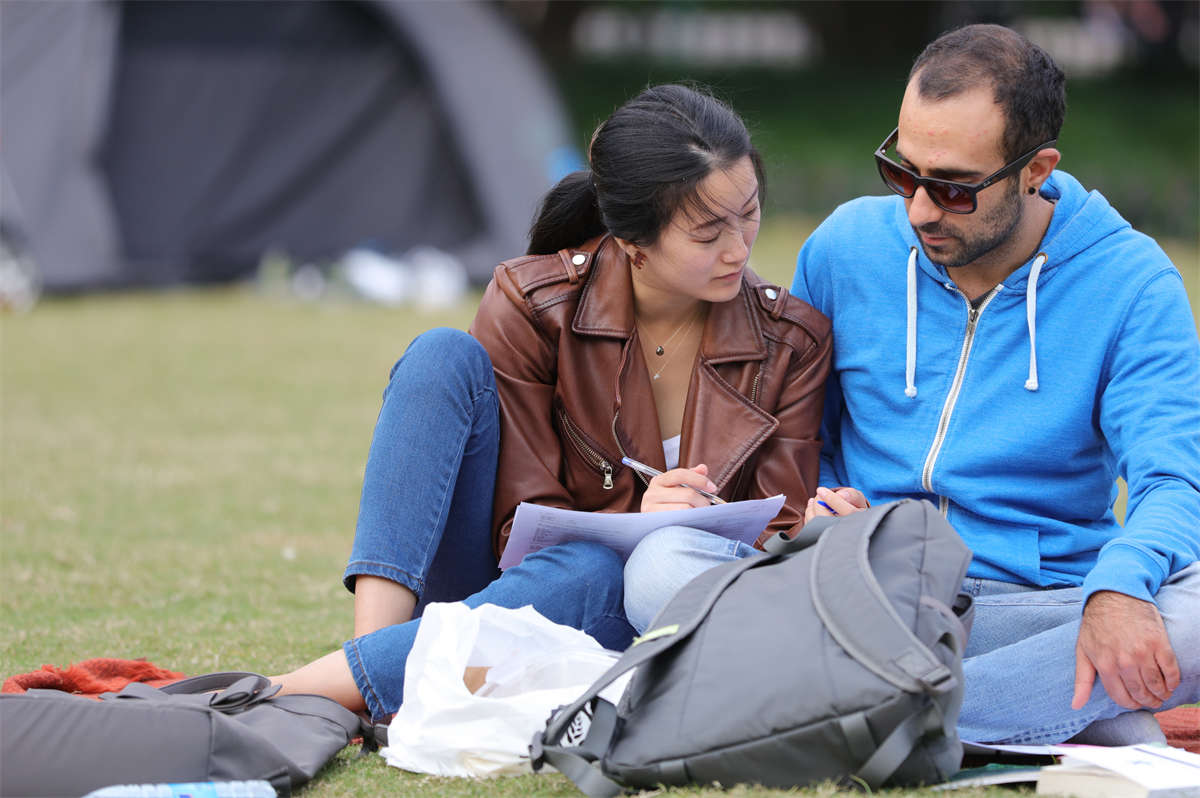 图片[2]-踏青公园街拍系列No.1565 青春窈窕漂亮学妹，少女美脚两次出镜让你一次看到够 第3套-日更街拍