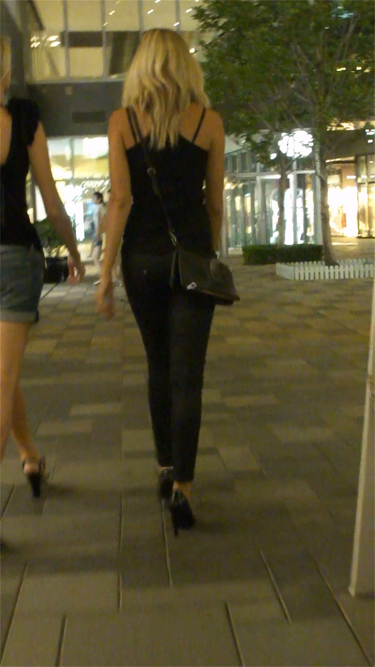 高挑的紧身牛仔裤金发美女-日更街拍