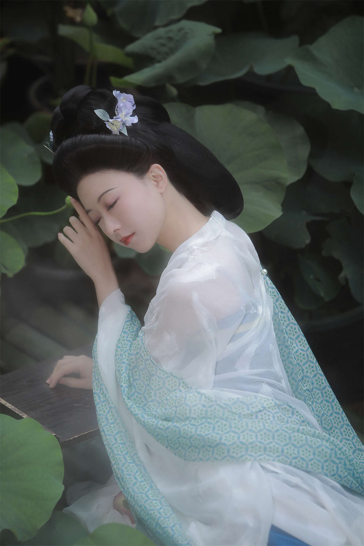 YITUYU艺图语 2024.08.28 雨微凉，沁衣间 与芳-日更街拍