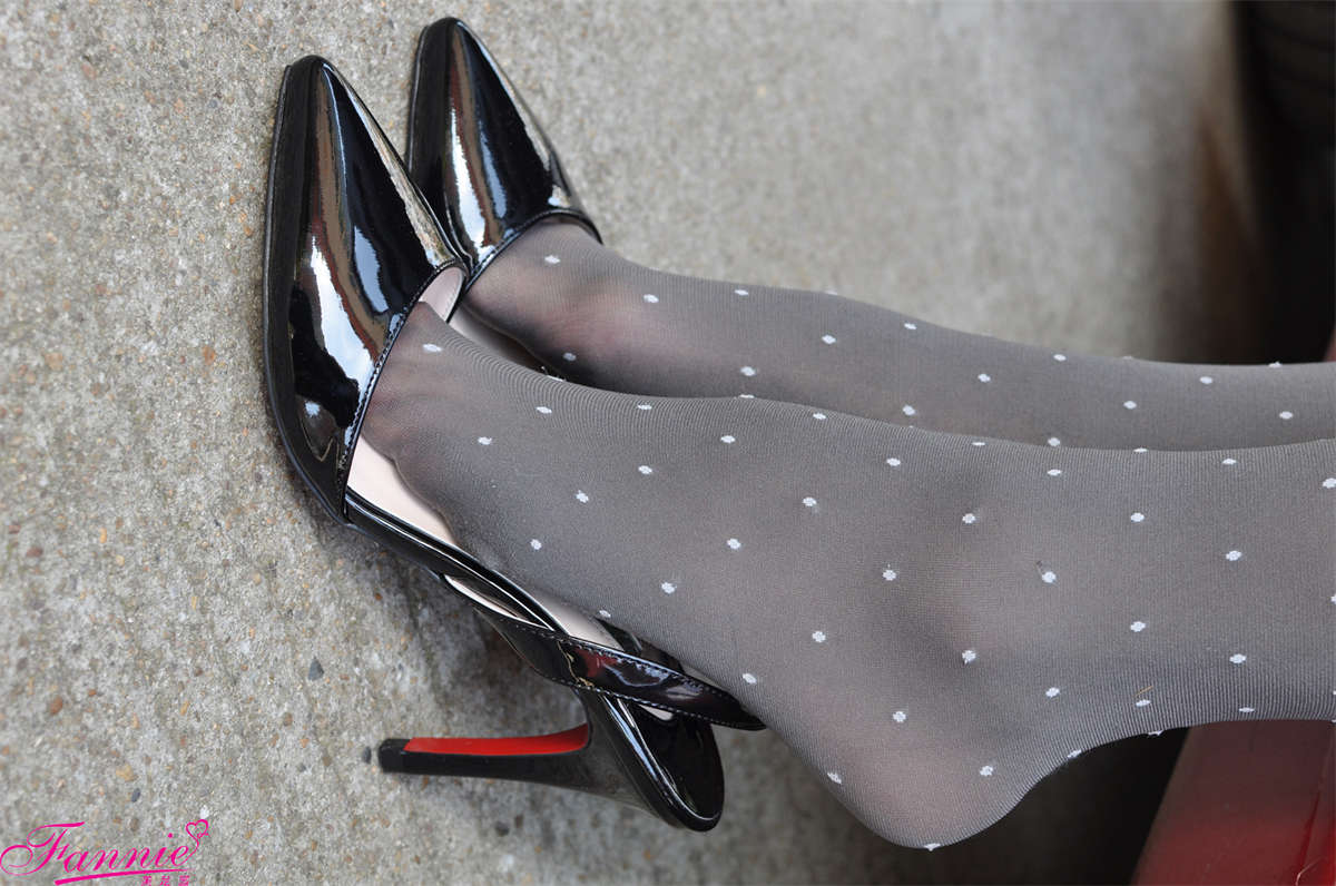 Fannie芬妮美足园NO.693 舞动春天的旋律 丝足（黑色高跟）-日更街拍