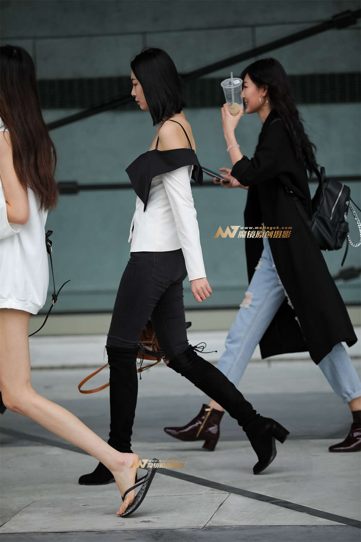 香肩长腿美眉-日更街拍