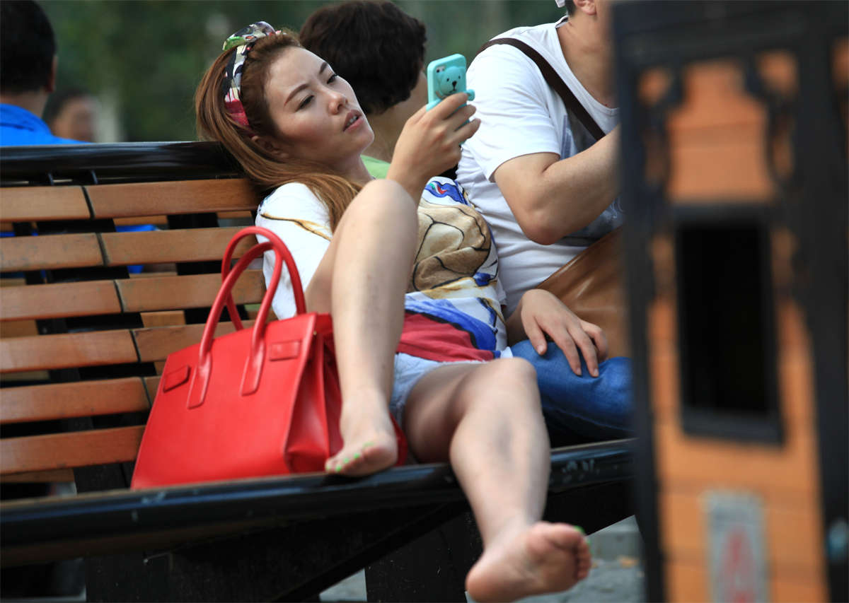 图片[2]-踏青公园街拍系列No.177 看似普通的长椅露足图，暗藏亮点-日更街拍