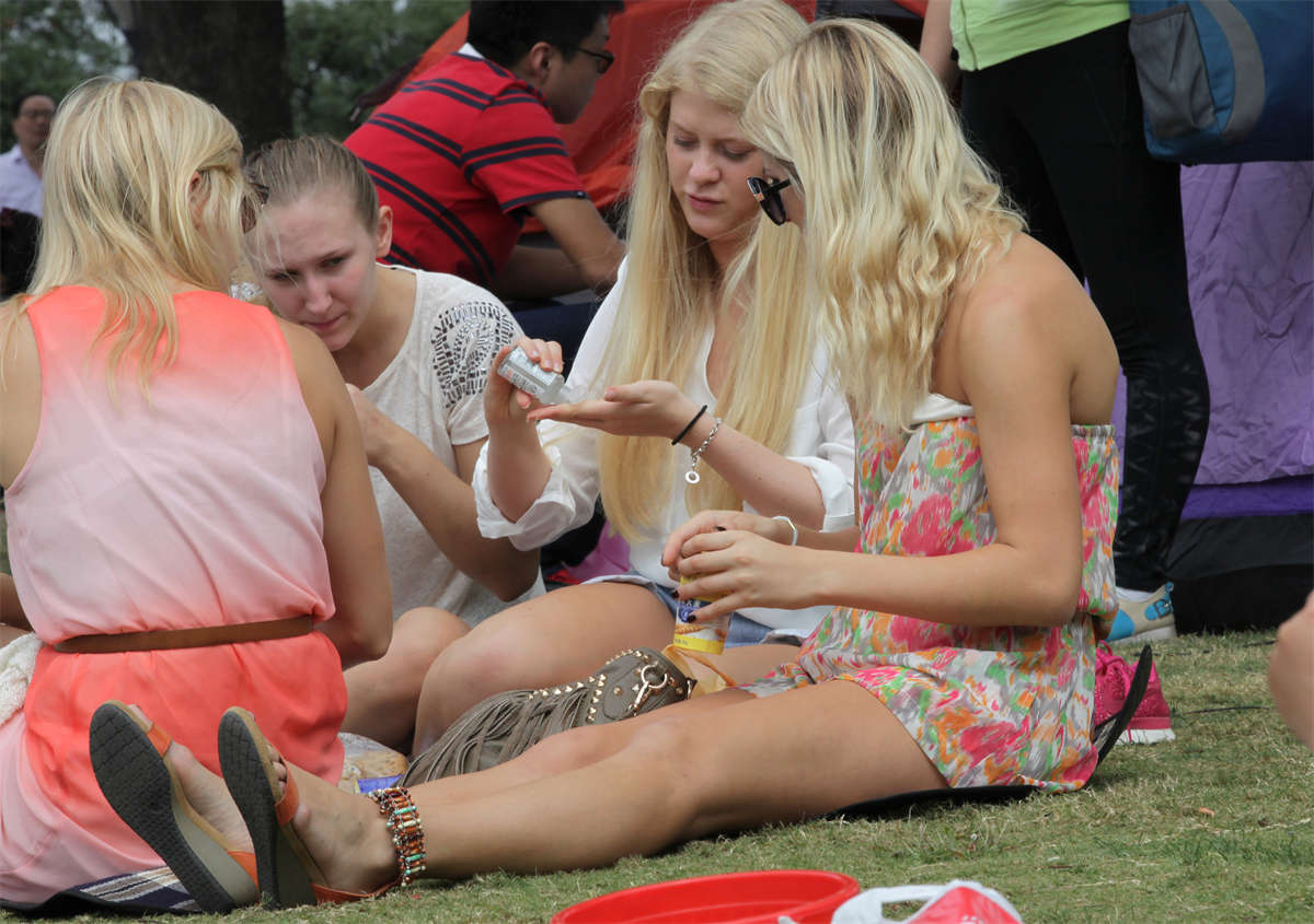 踏青公园街拍系列No.252 金发美女的骨感艳足-日更街拍