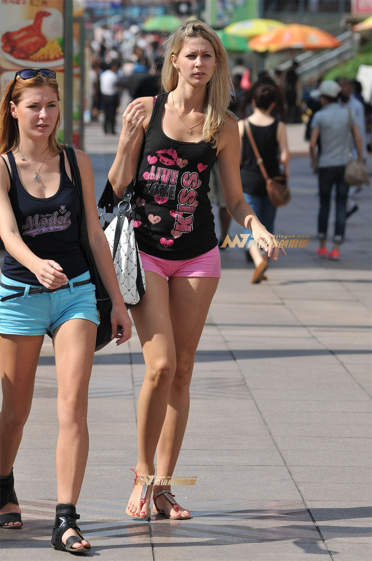 性感火辣的粉色热裤-日更街拍