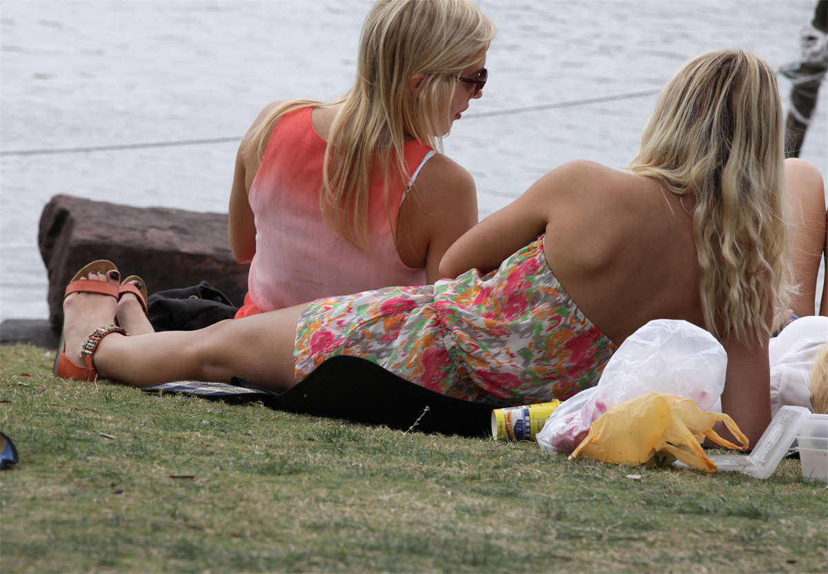 图片[2]-踏青公园街拍系列No.252 金发美女的骨感艳足-日更街拍