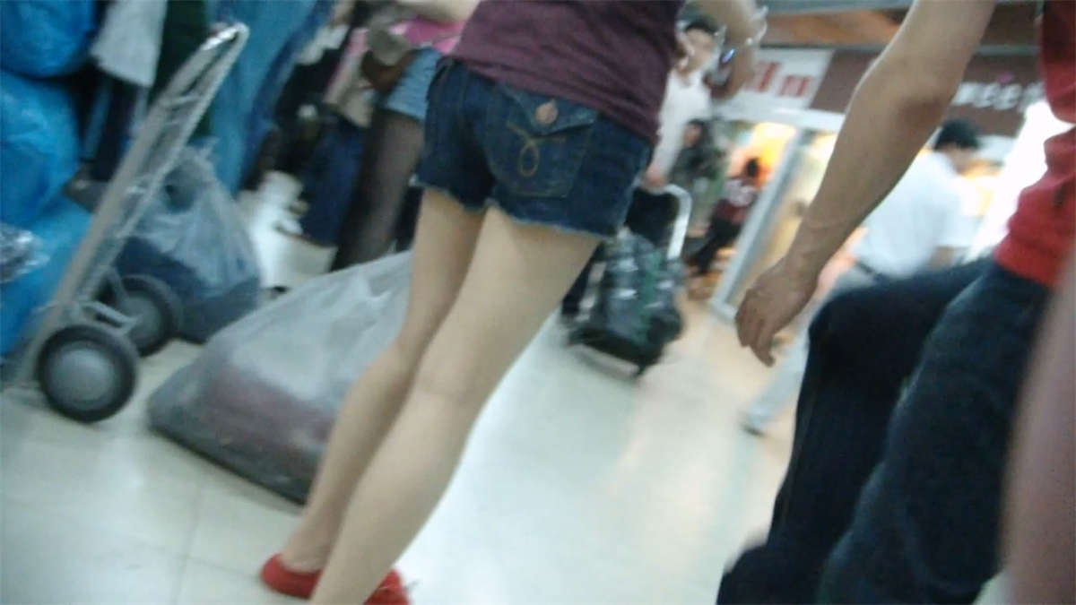 图片[2]-跟拍MM逛商场嫩白美腿-日更街拍