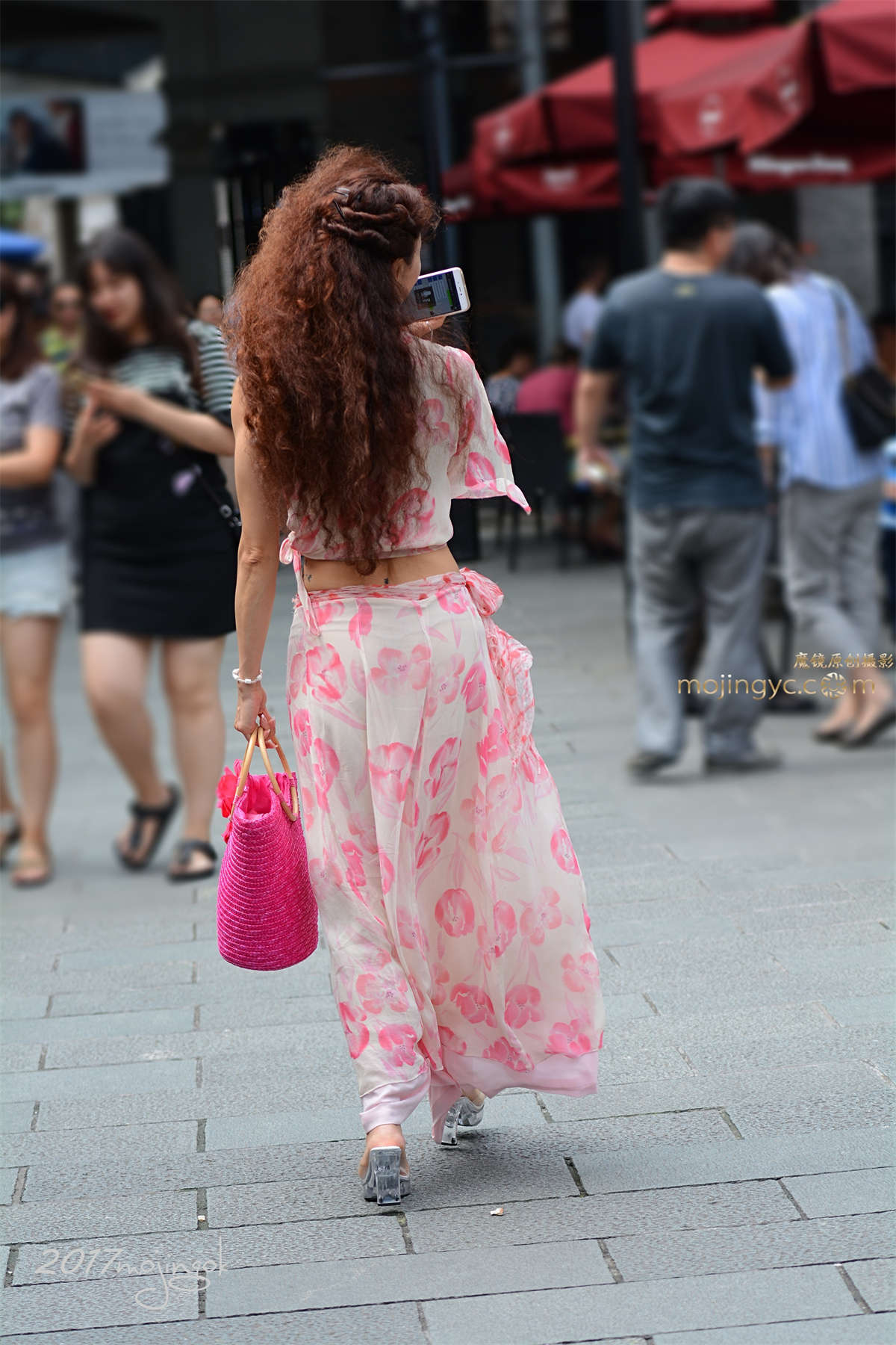 图片[2]-咔喳赛6 熟女长裙配T裤-日更街拍