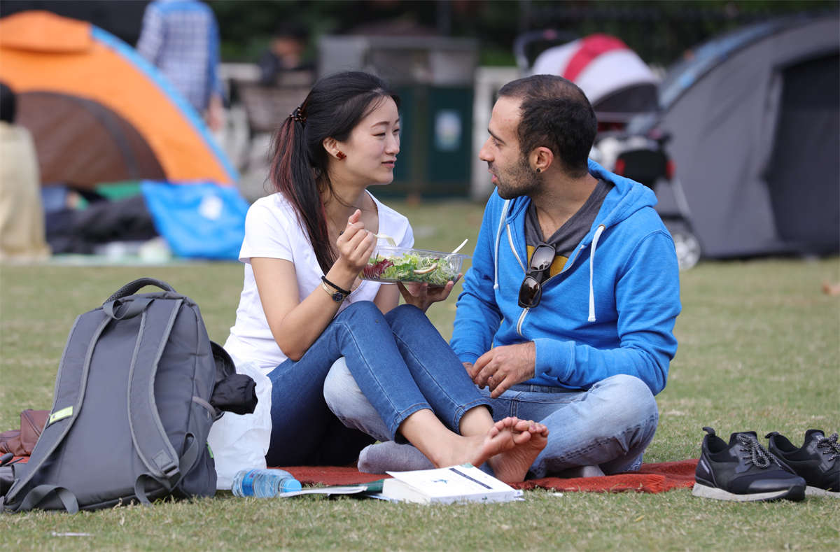 图片[2]-踏青公园街拍系列No.1566 青春窈窕漂亮学妹，少女美脚两次出镜让你一次看到够 第2套-日更街拍