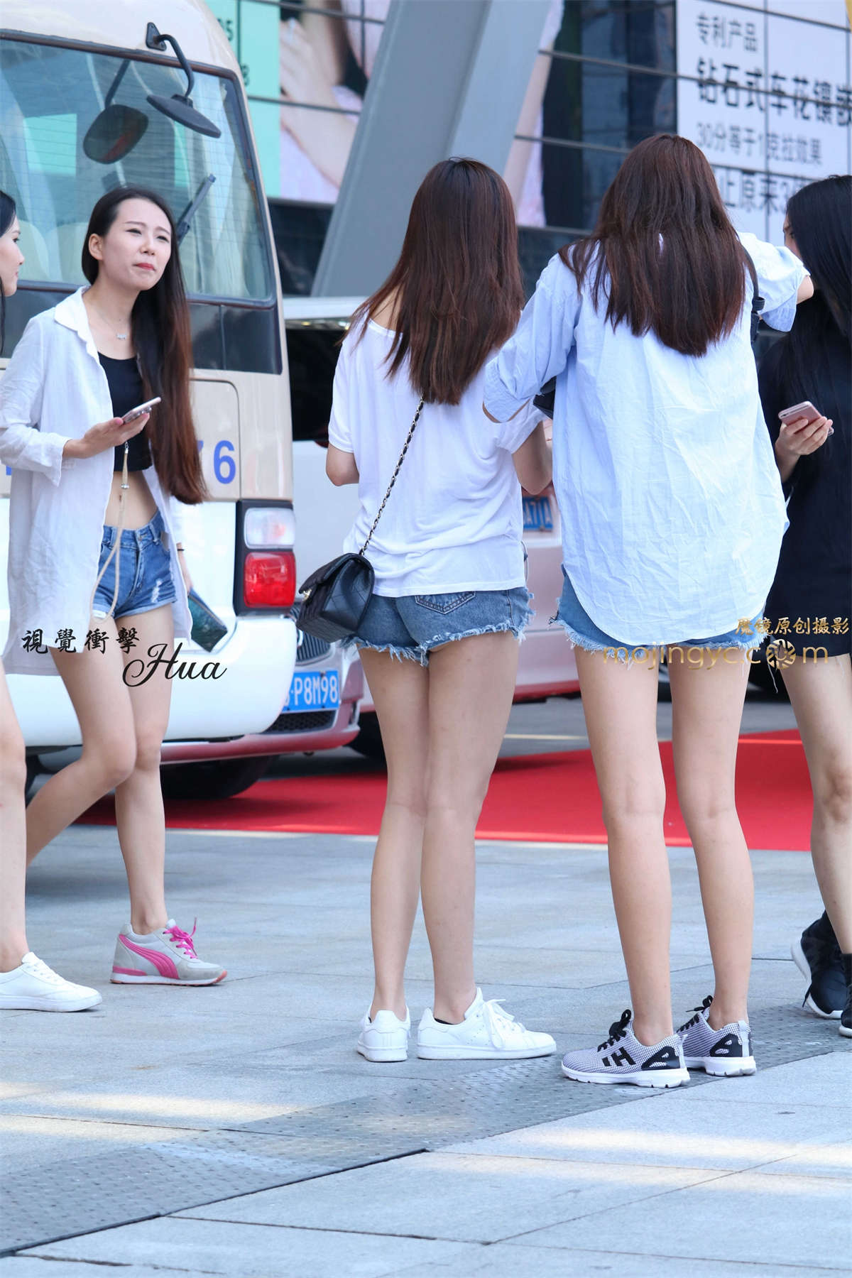 图片[2]-展馆外面的模特大长腿【24p-日更街拍