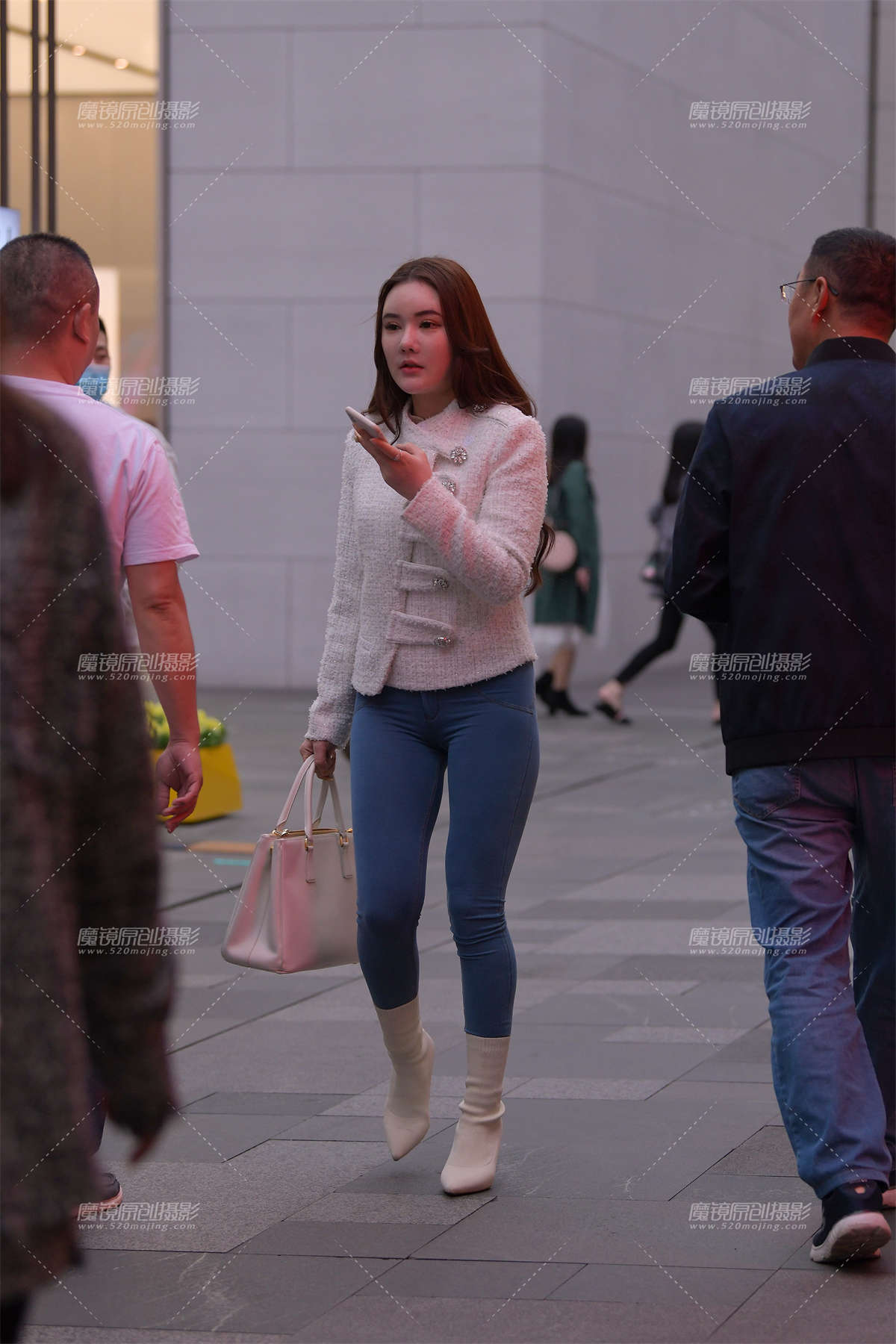 好久没遇到蜜桃裤小姐姐了-日更街拍