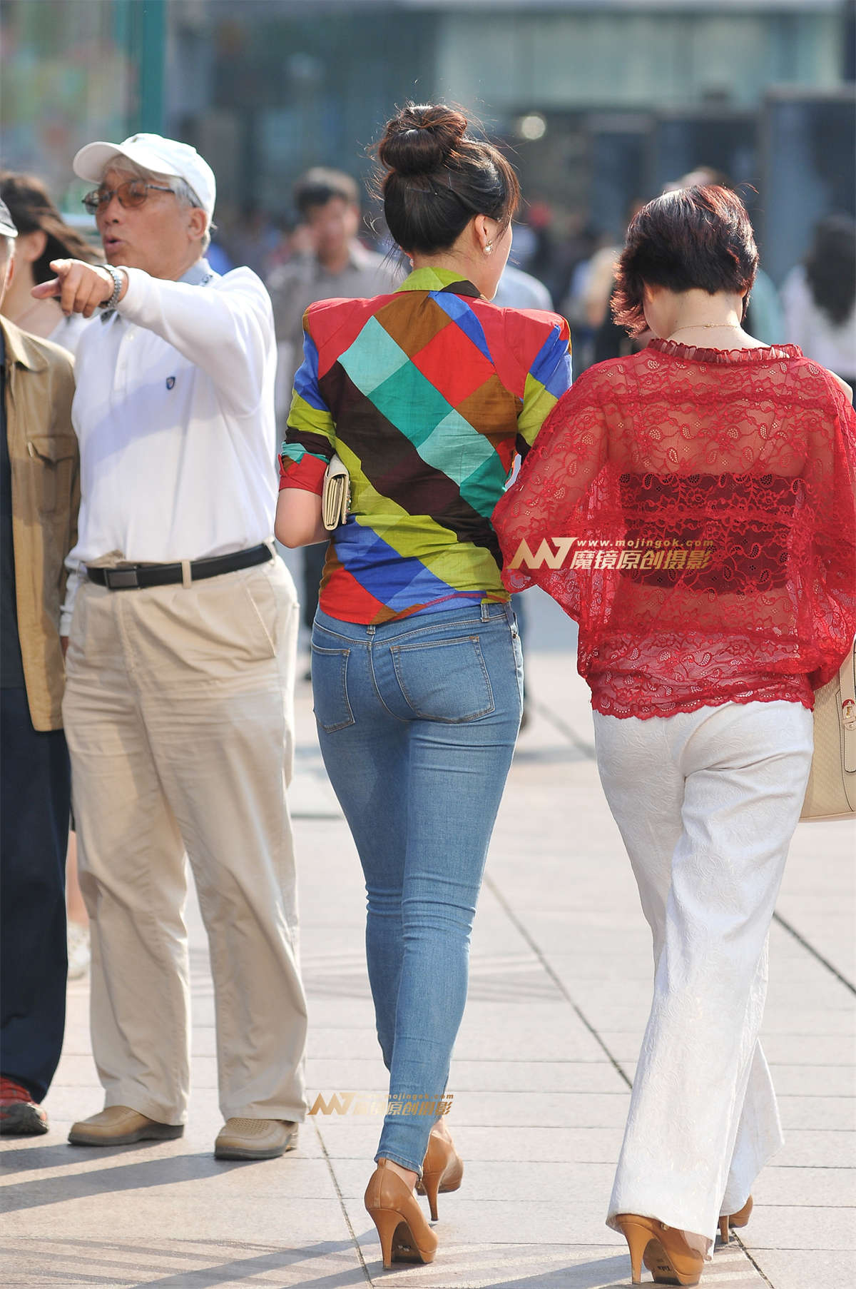 图片[2]-性感紧身牛仔 曲线少妇-日更街拍