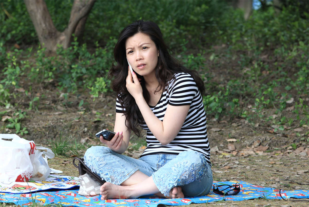 踏青公园街拍系列No.178 美白人妻赤足独坐树下-日更街拍