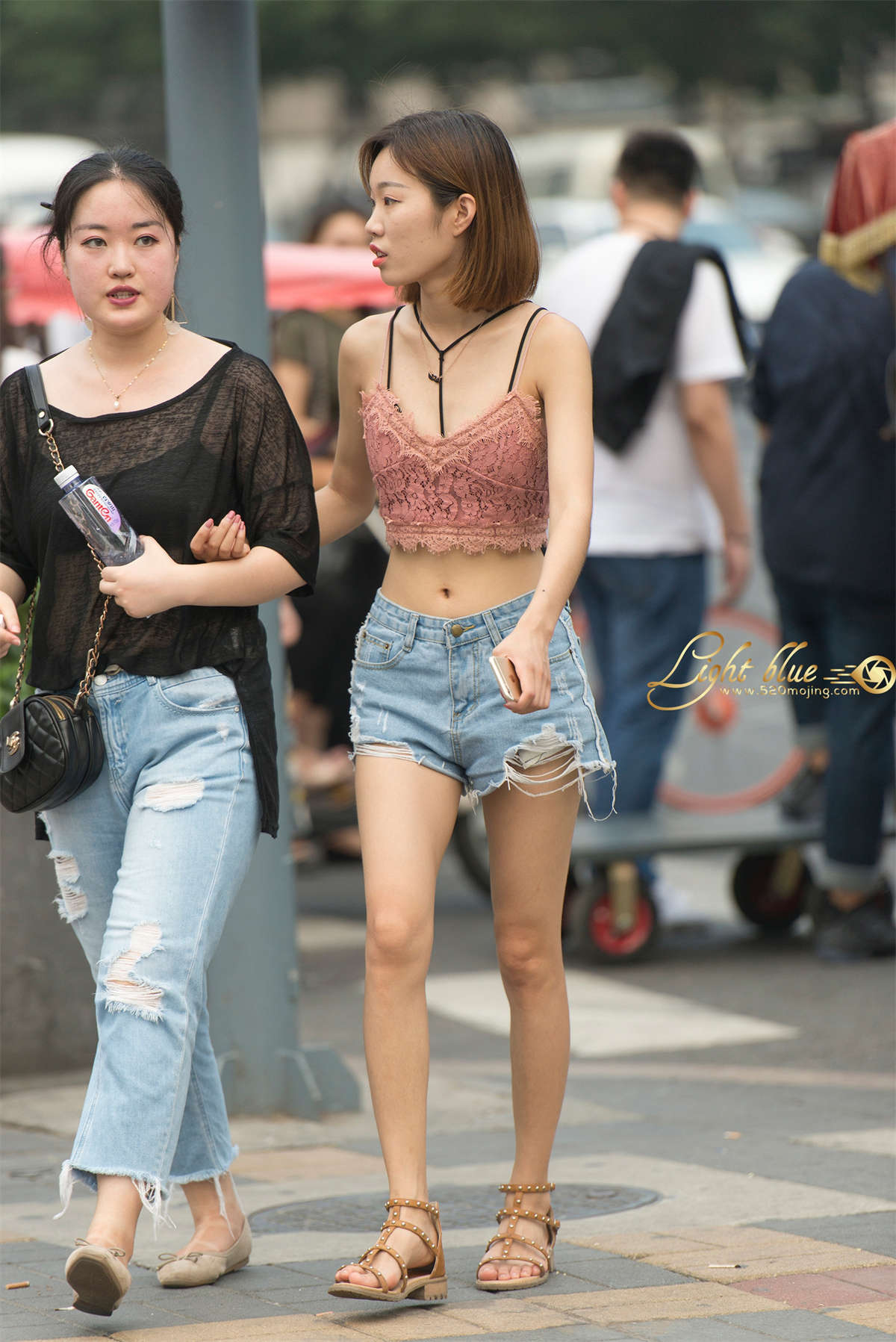 蕾丝吊带小背心-日更街拍