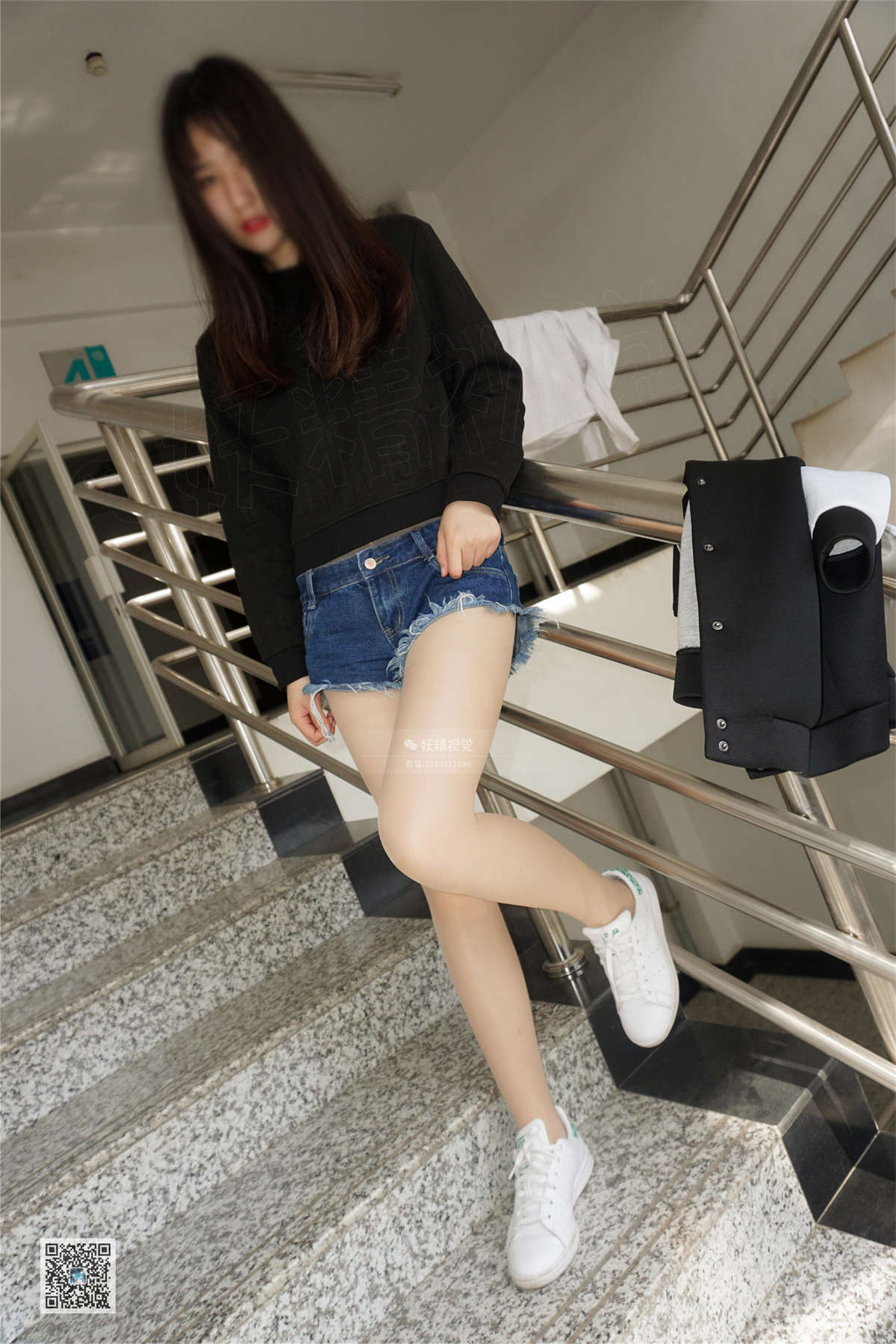 妖精视觉 NO.042 妞妞 俏皮的“热裤”薄丝-日更街拍