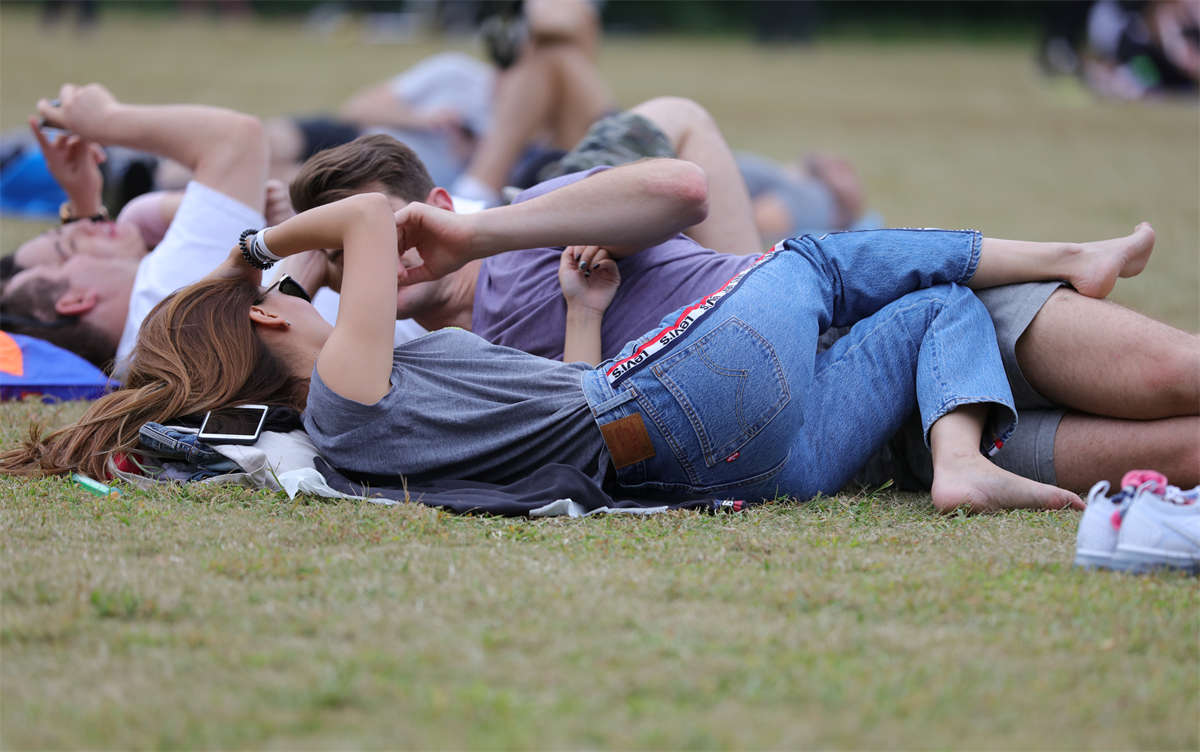 图片[2]-踏青公园街拍系列No.1567 靓女自从找了老外，放飞自我到整个人都有点飘-日更街拍