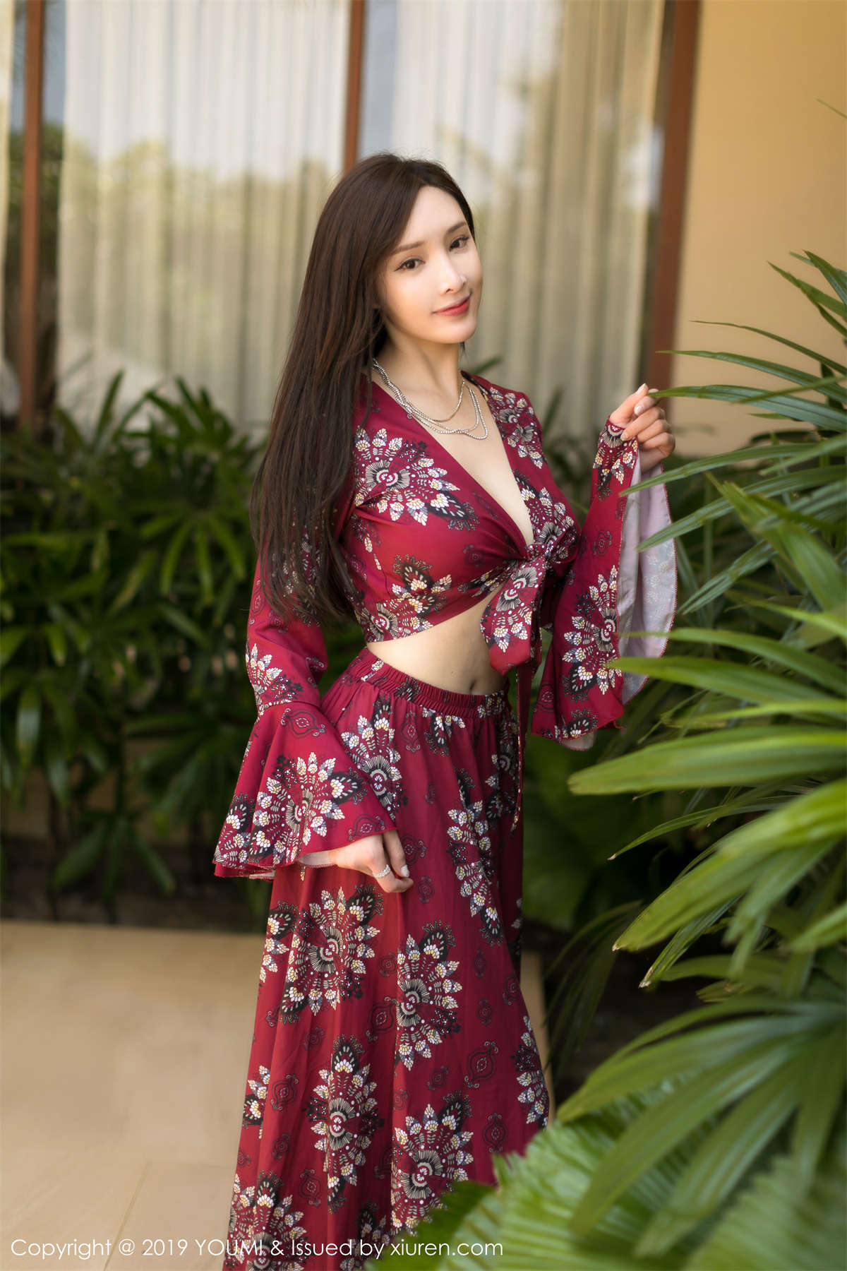 图片[2]-YouMi尤蜜荟 2019.12.06 VOL.383 猩红的高开长裙 奶瓶土肥圆矮挫…-日更街拍