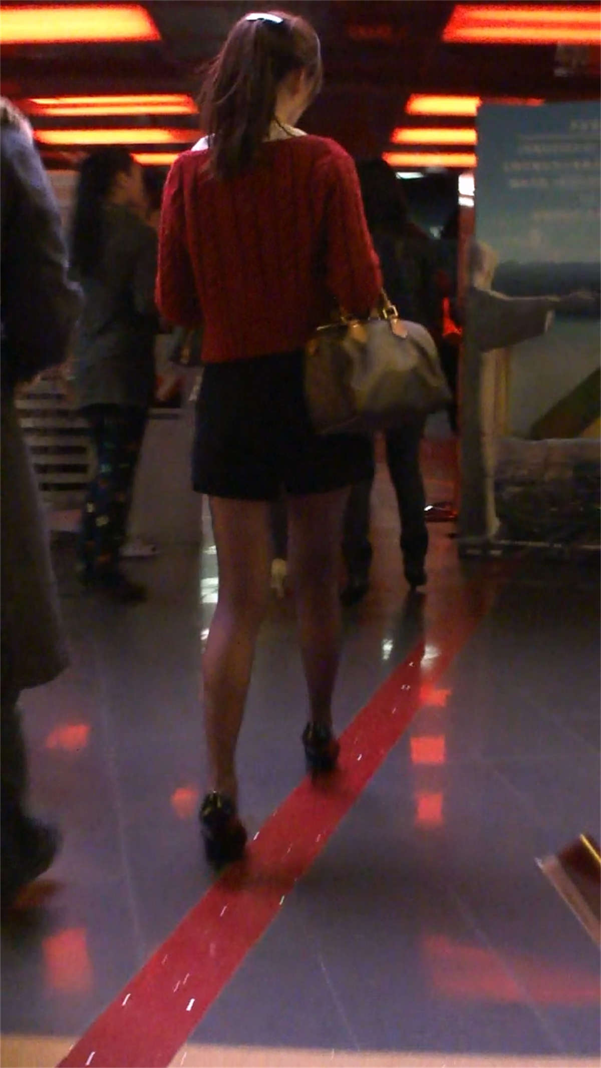 图片[2]-跟拍美女的性感灰丝美腿-日更街拍