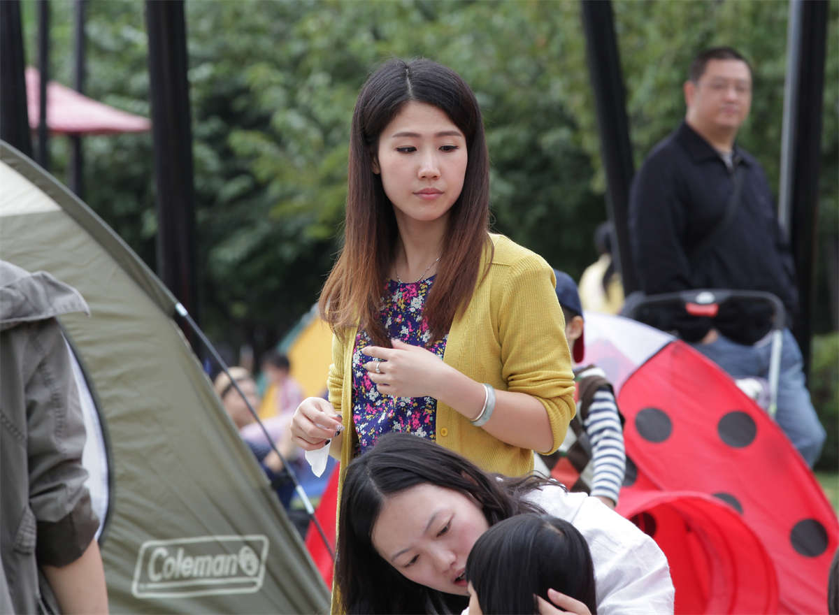 图片[2]-踏青公园街拍系列No.254 邻家碧玉型年轻妈妈的性感绿趾美足-日更街拍