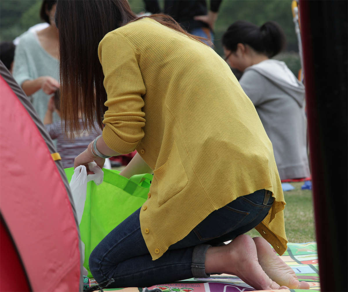 踏青公园街拍系列No.254 邻家碧玉型年轻妈妈的性感绿趾美足-日更街拍
