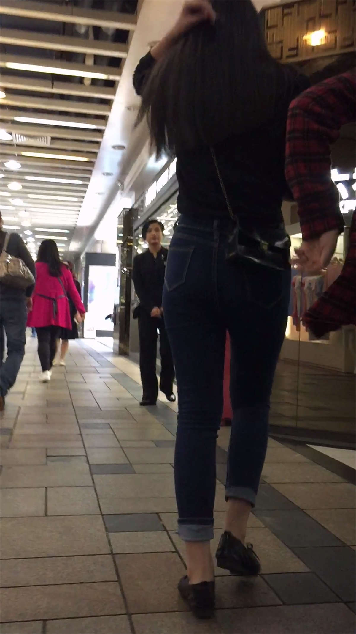 图片[2]-美臀紧身蓝牛丰臀学生姐妹花-日更街拍