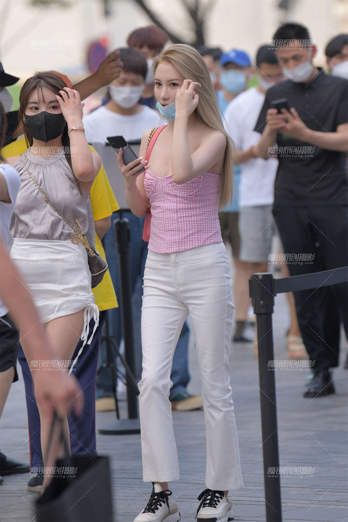 小格纹低胸白裤美女-日更街拍