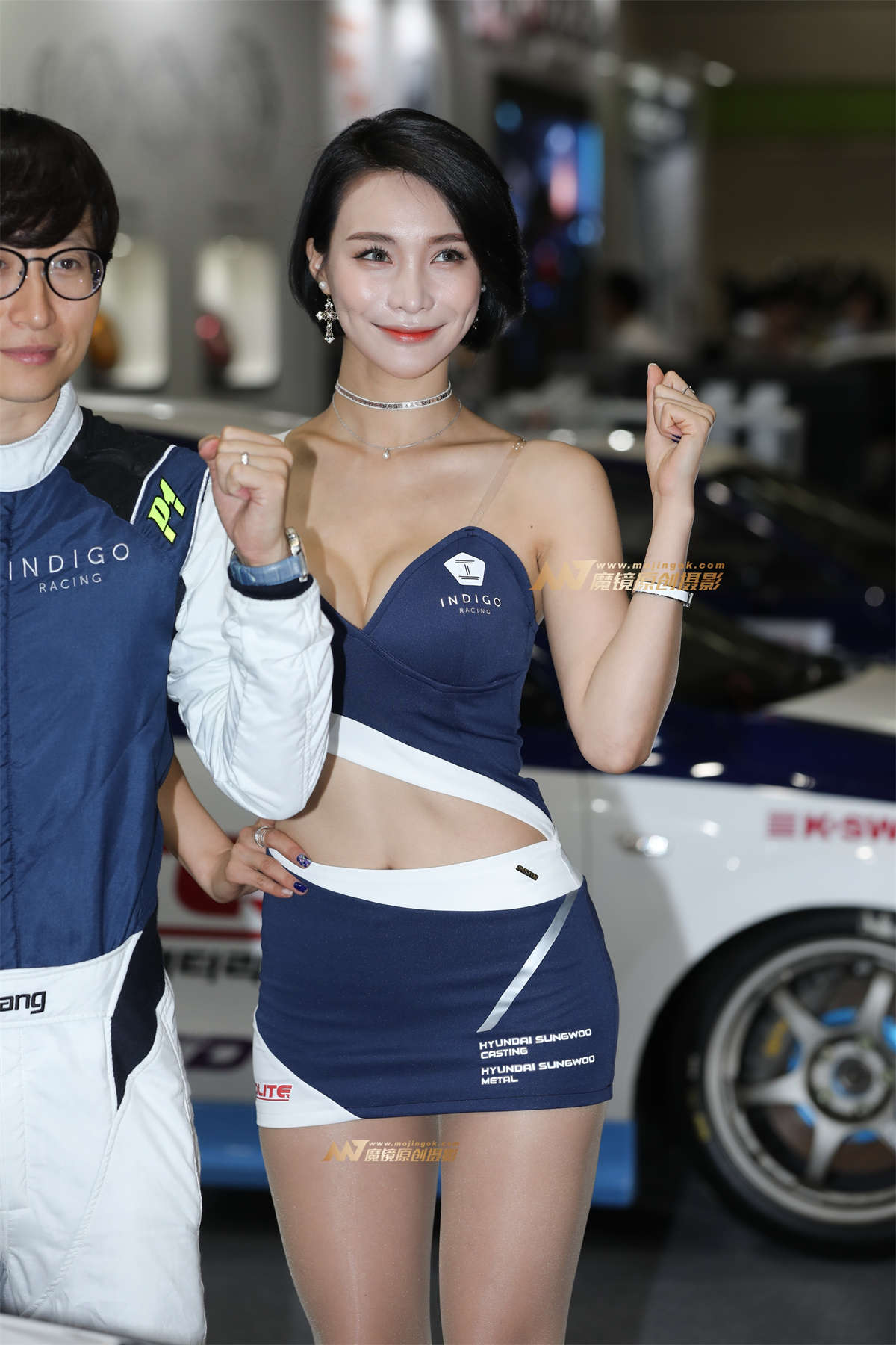 [辉辉赛贴-韩国改装车展]短发漂亮肉丝袜车模-日更街拍