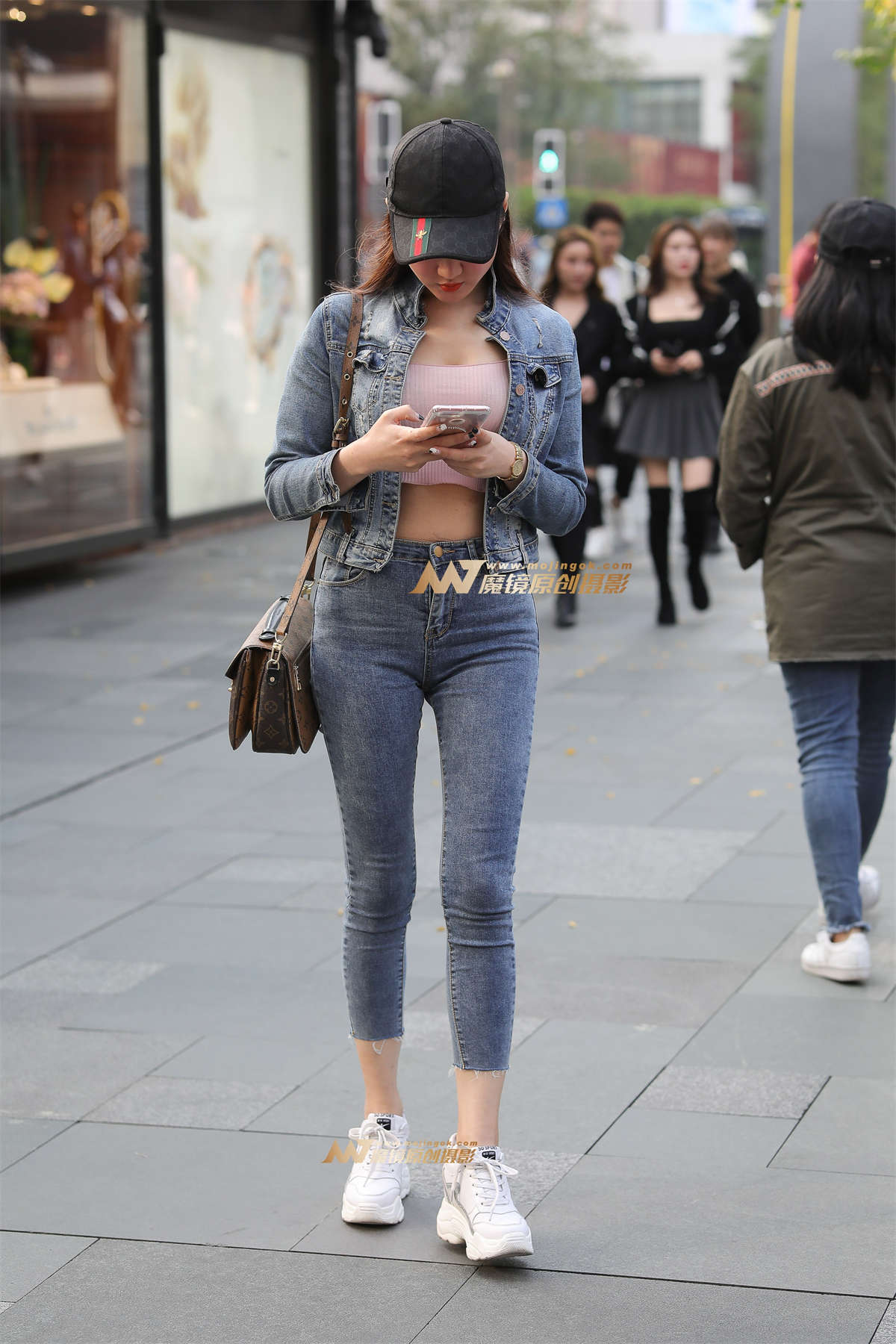 【凯恩赛贴】接地气的修身牛仔搭配-日更街拍