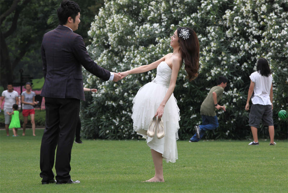 图片[2]-踏青公园街拍系列No.179 迷人新娘完整露出足底，让蹭拍的我非常激动-日更街拍