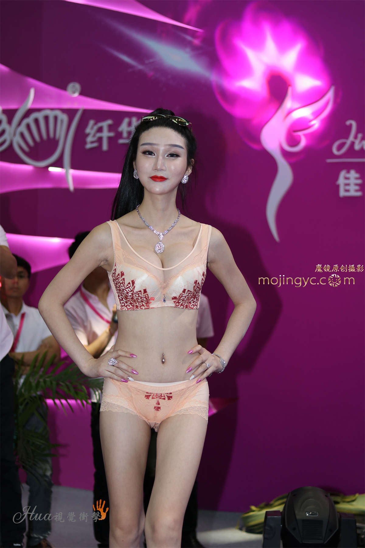 图片[2]-超大胸器的内衣模特-日更街拍