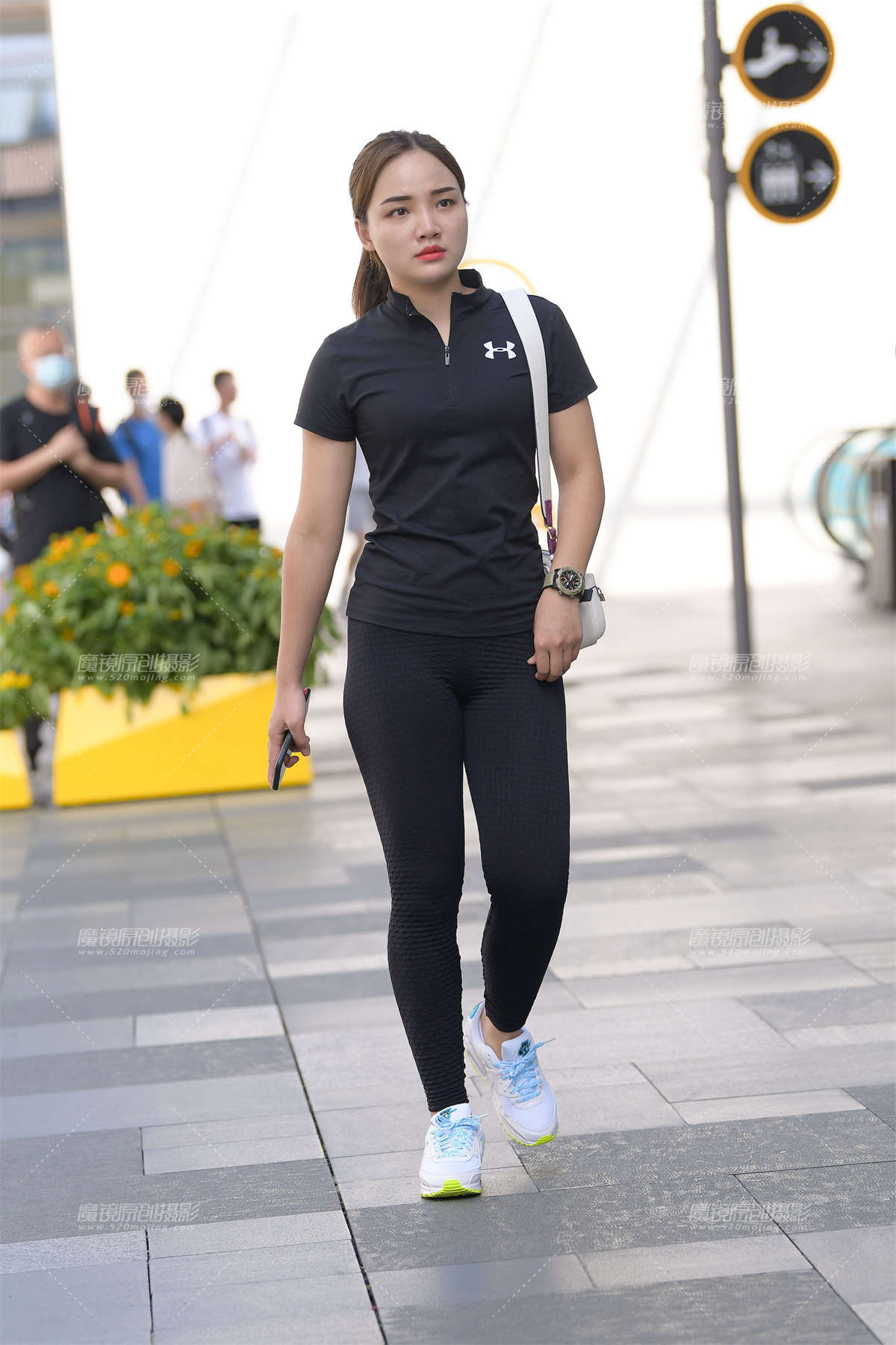 黑色紧身裤美眉-日更街拍