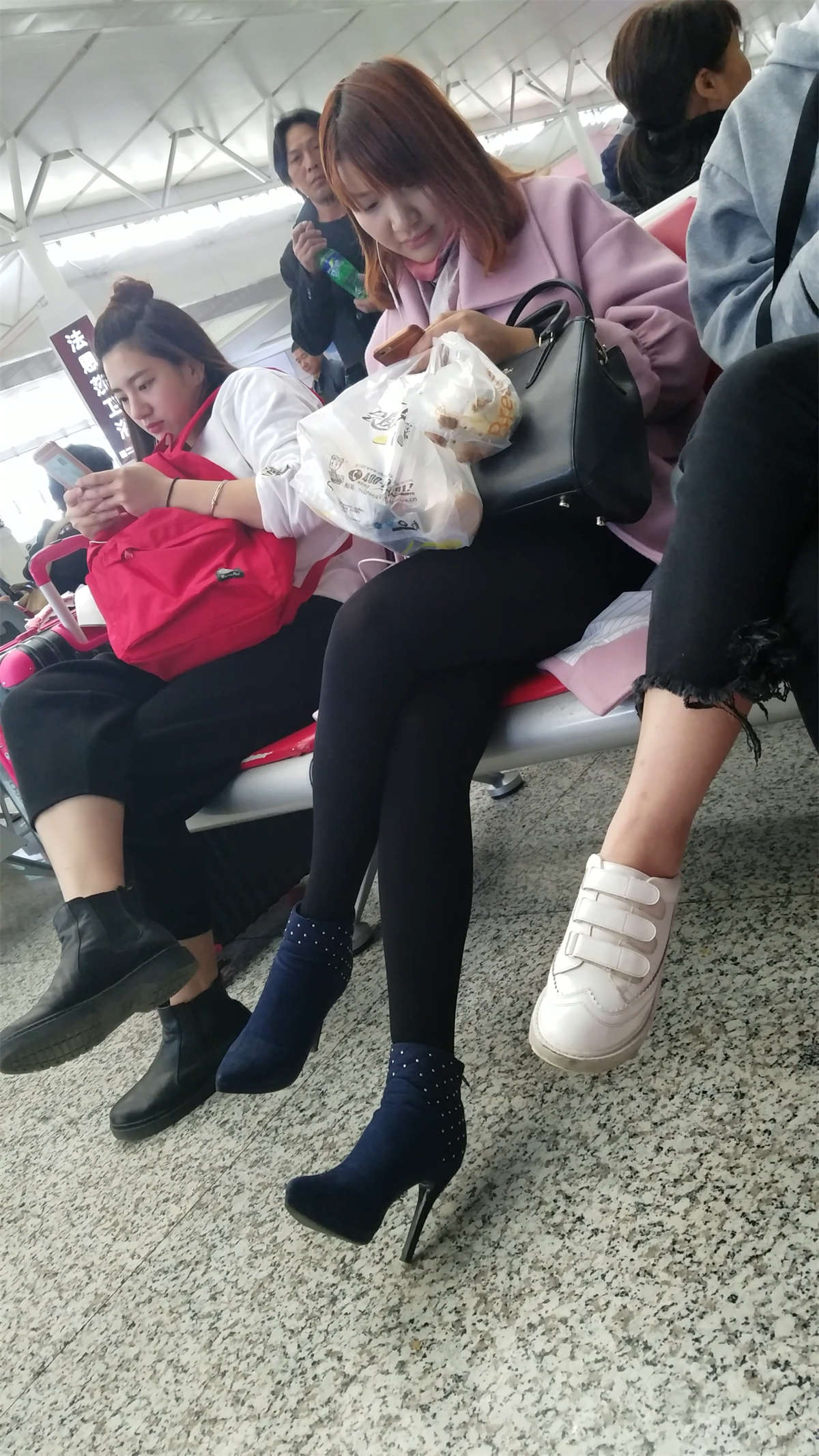 图片[2]-[4K高清视频]候车的蓝色高跟黑色丝袜美腿漂亮美少妇-日更街拍