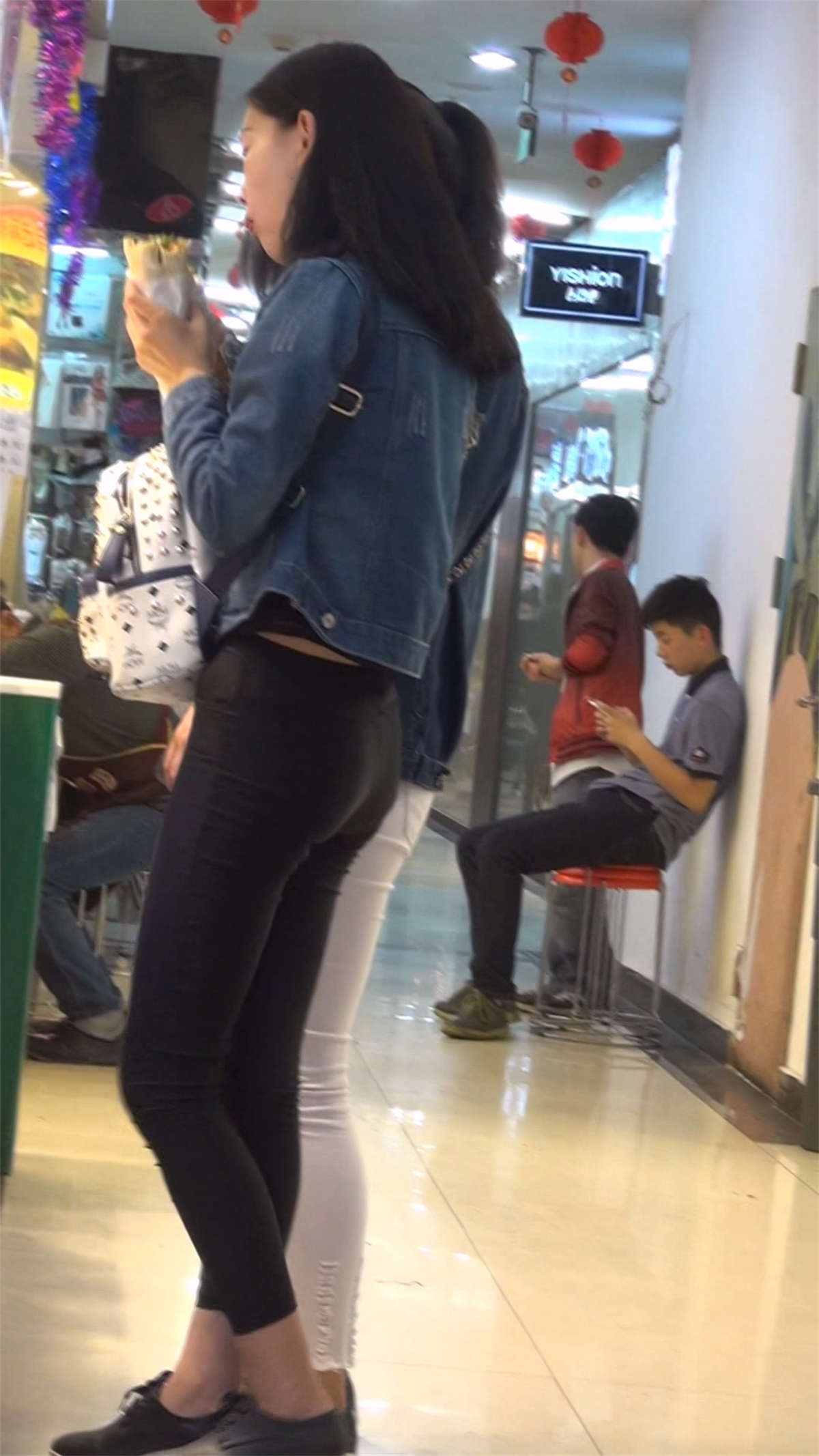 翘臀紧身裤小美女苗条细腿够紧绷-日更街拍