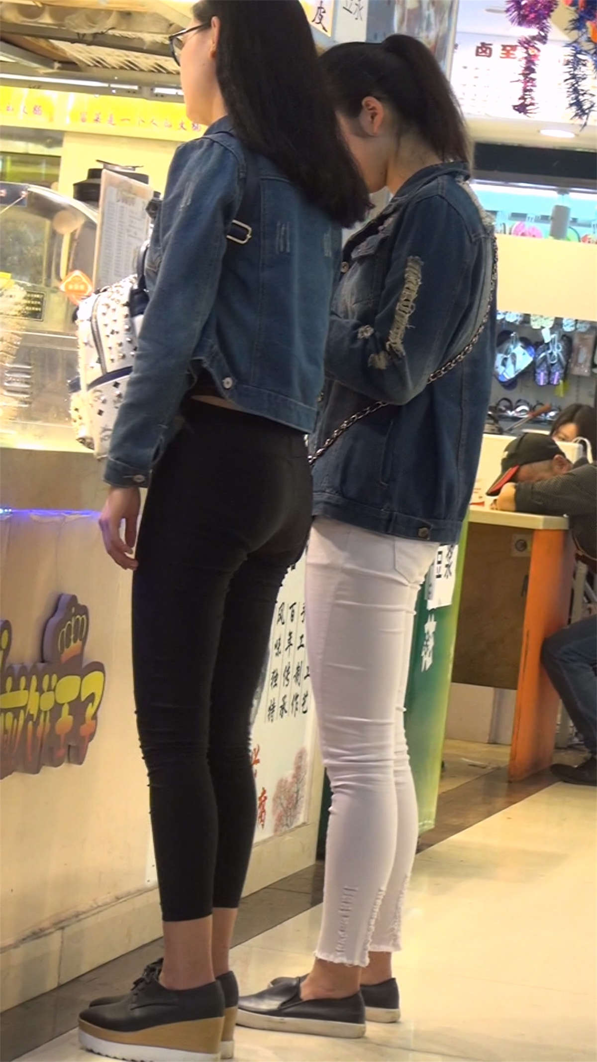 图片[2]-翘臀紧身裤小美女苗条细腿够紧绷-日更街拍