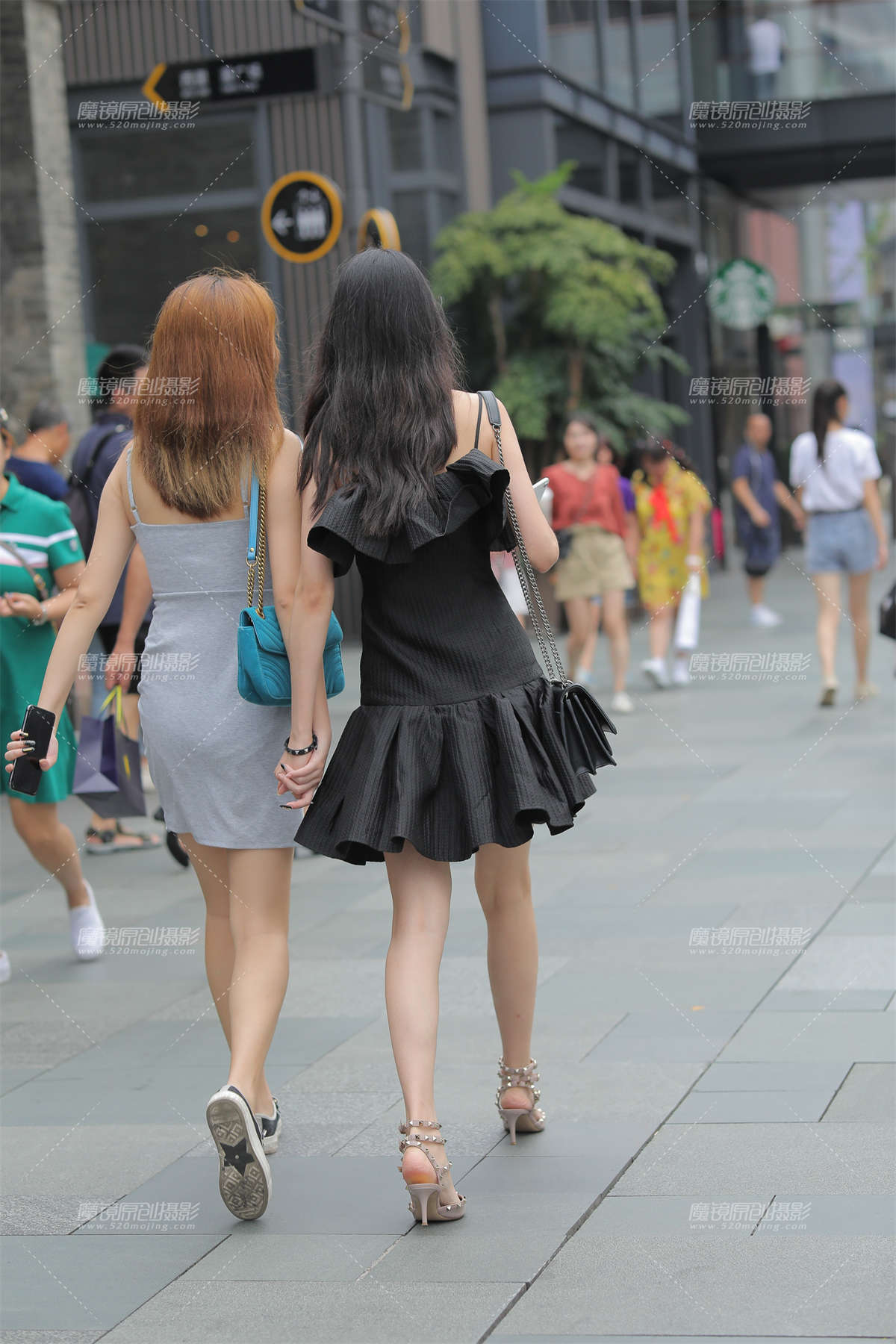 图片[2]-高颜值的小姐姐很自信-日更街拍