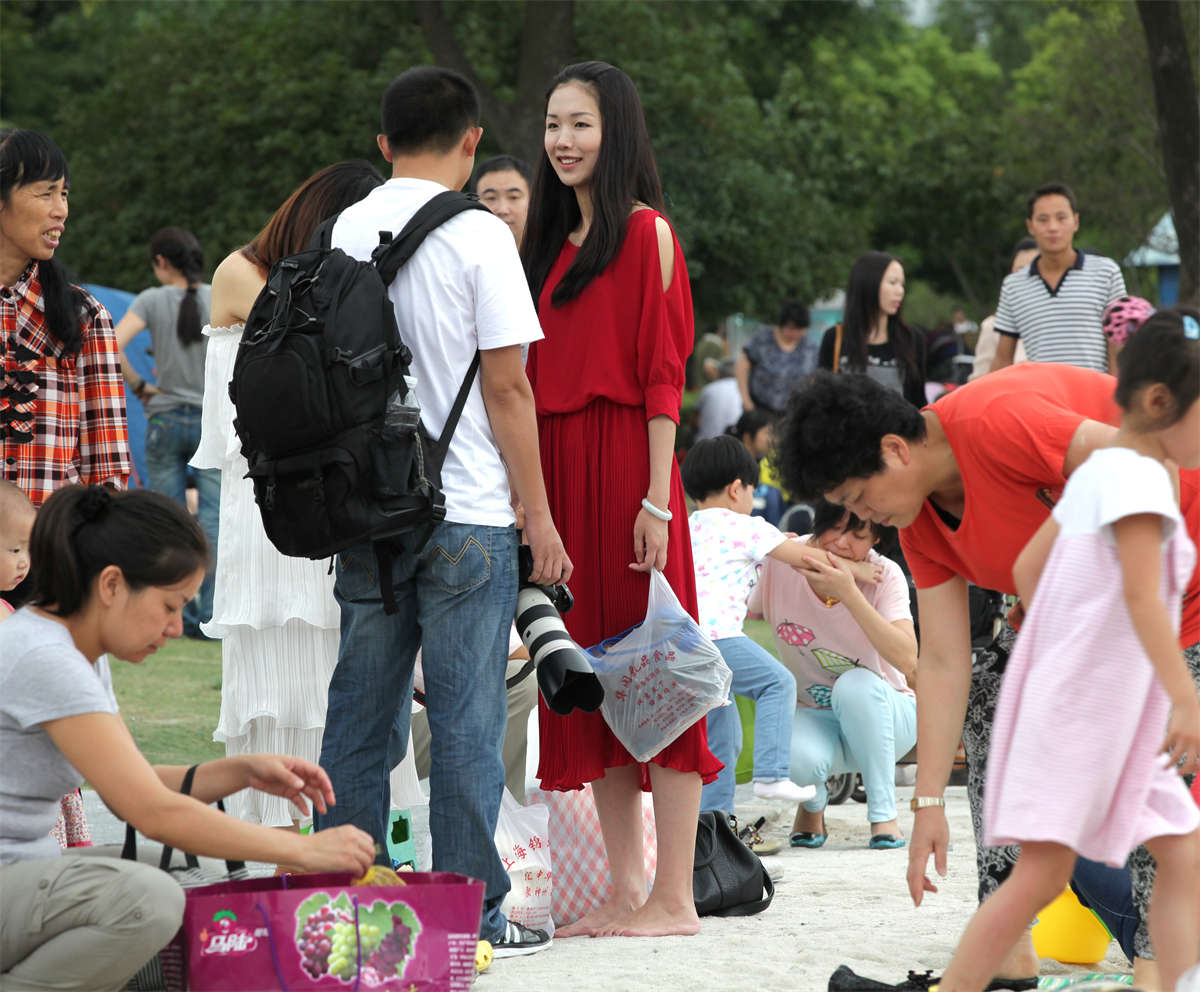 图片[2]-踏青公园街拍系列No.255 美少女沙滩写真，少不了赤足踩沙-日更街拍