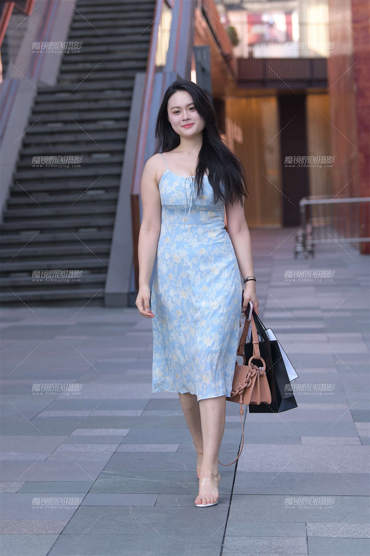 搭讪丰满的闺蜜-日更街拍