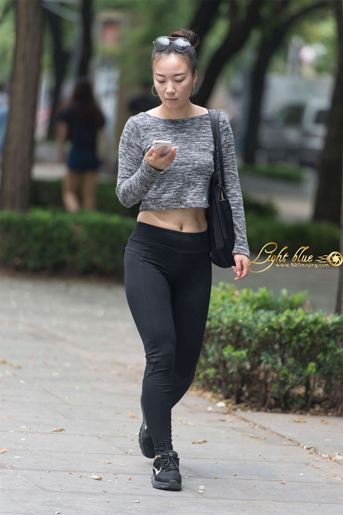 漏脐装紧身健美裤-日更街拍