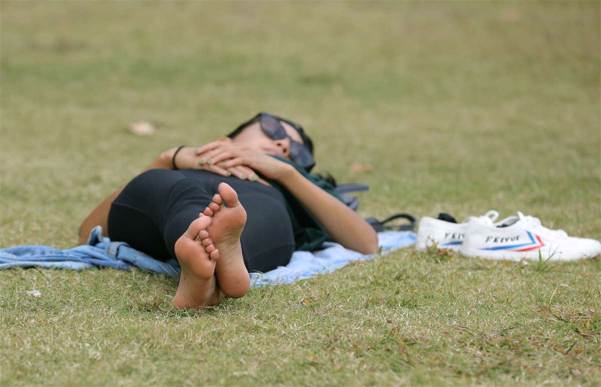 图片[2]-踏青公园街拍系列No.1569 不要怀疑！上半年评分最高的细趾美足就在这里！-日更街拍