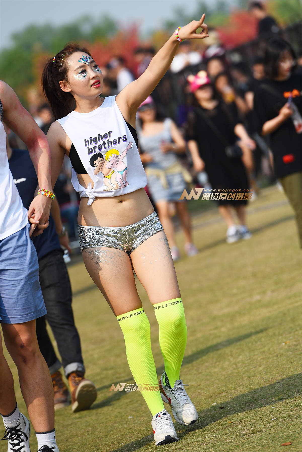 【咔喳赛贴】银光闪闪的热裤-日更街拍