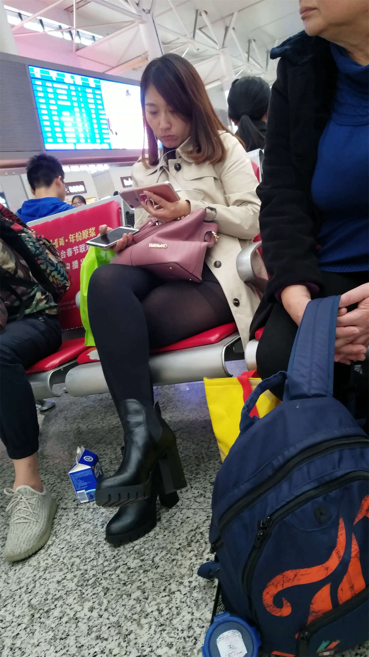 图片[2]-[4K高清视频]车站等车的黑色丝袜高跟少妇-日更街拍