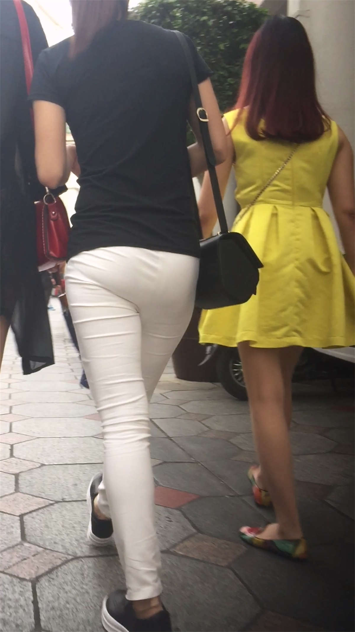 图片[2]-紧身白裤姐妹淘好清纯-日更街拍