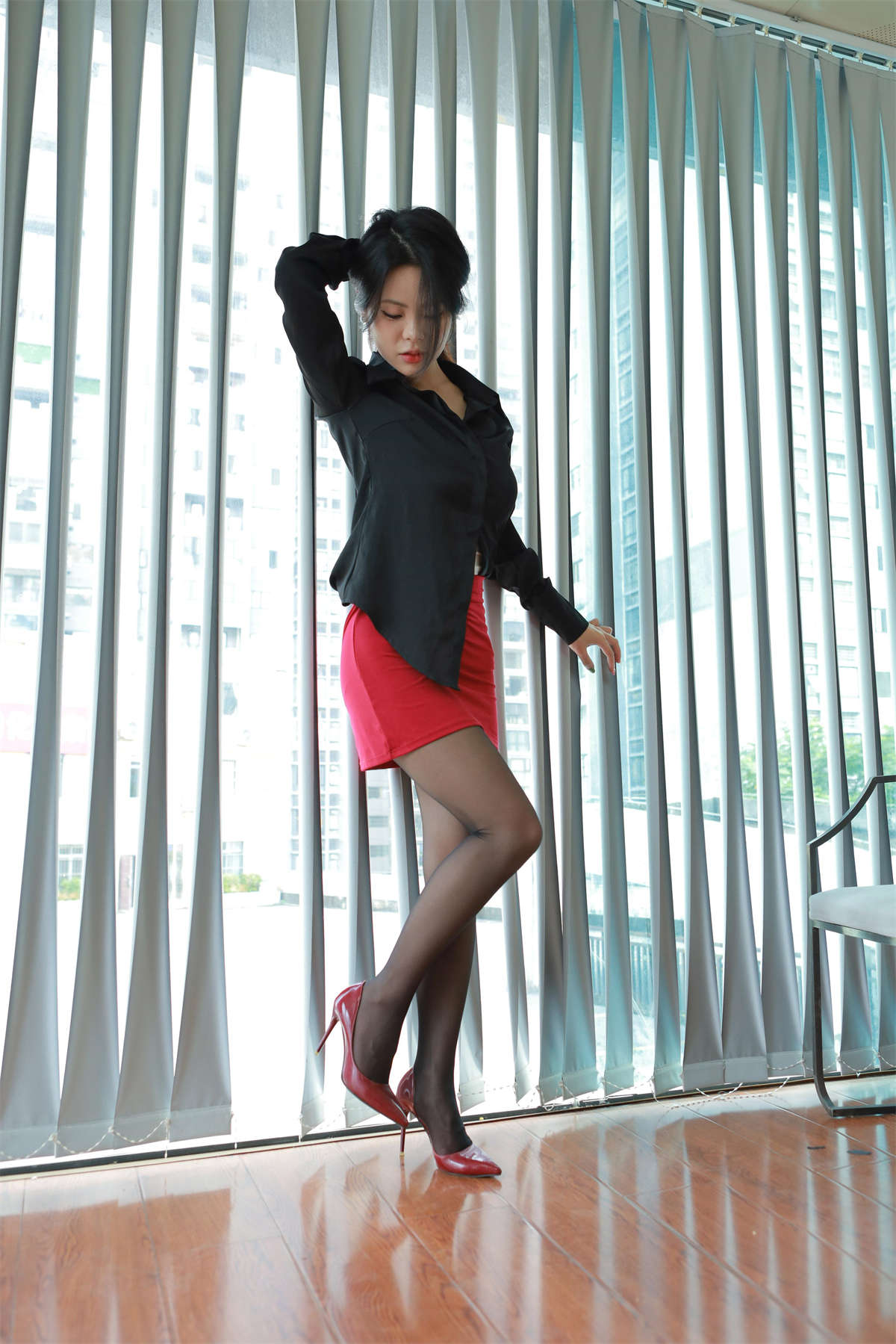 IESS异思趣向 2024.10.10 丝享家1868：兔兔 黑丝红裙（上）-日更街拍