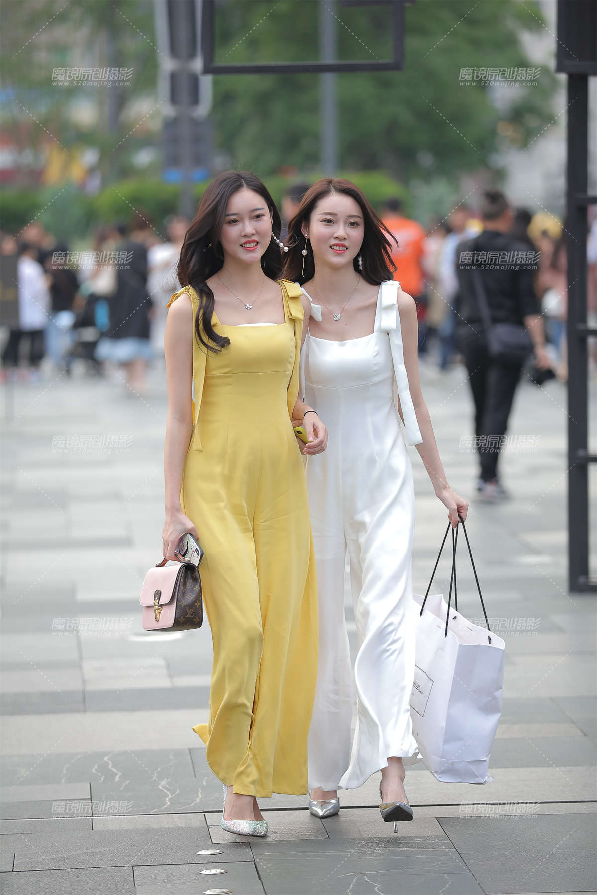 高颜值双胞胎 街头的靓丽风景-日更街拍